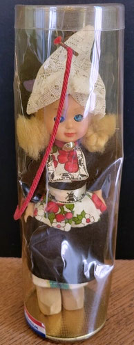 7" souvenirs doll in an handmade dress from Volendam. Photo from Ebay with permission from seller. Click the photo to be forwarded to the source. 