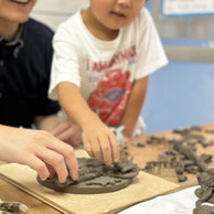 岐阜県大垣市にある夢現窯は子どもから高齢者まで、親子で家族で楽しむ陶芸教室。初心者から独立開業を目指す方まで幅広く指導。ろくろ体験や手びねり体験、絵付け体験などご希望に応じて個別指導。エクステリア(表札)、植木鉢、箸置き、お守り(シーサー・だるま・招き猫)などオリジナルの可愛い陶器作りが可能。おしゃれで楽しい陶芸作品が手作りできる習い事として人気のハンドメイド教室。出張レッスンや家族での貸切もおすすめ。市内への出張費用無料、小学生以下のお子様を含む家族割引もあり。オーダーメイド可能。