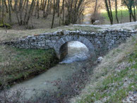 Gîte Le Vieux Frêne : vieux pont sur le Boulet 