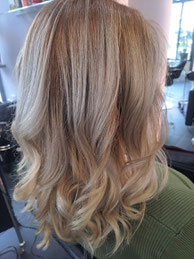 Der zarte Mix Rot,Blond und Rosanuancen steht sowohl Blondinen als auch Brünetten.Durch die natürliche Färbetechnik wirkt das Rosegold sehr zurückgehalten .