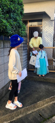 お菓子配り