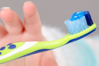 Gerne empfehlen wir Ihnen in der Praxis geeignete Junior-Zahnpasta und Zahnbürsten