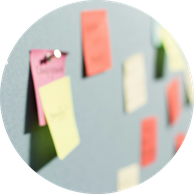 Bunte Post-its an Wand - Symbol für Perspektivenvielfalt, Struktur und Reflexion in der Systemischen Supervision