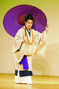 たらくじ節を舞う川井民枝さん=2日夜、市民会館中ホール