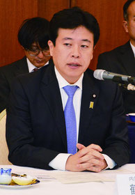 あいさつする鶴保沖縄担当相=21日、市内ホテル