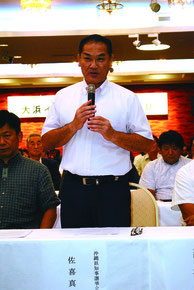 大浜一郎氏の出馬表明会見であいさつする佐喜真淳氏=18日午後