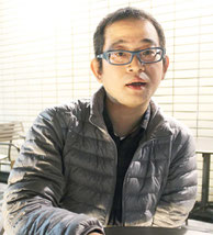 国吉まこも研究員がインタビューに応じた=那覇市