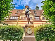 Auch zu Goethe (hier das Denkmal am Alten Rathaus Leipzig) erfahrt ihr einiges vom Stadtführer