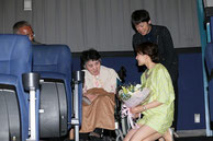 最後列の席で映画をご覧の木村さん夫妻(映画.com ニュースより)