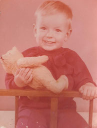Kindheitsfoto von Ina mit Teddybär.