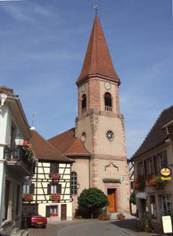 Die Kirche, links die Bäckerei