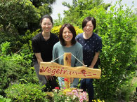 Vege fur ハーモニー　代表の渡辺さんと二人のスタッフ