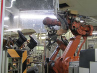 安全靴製造に使用する、起毛、糊付けロボット