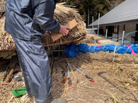 茅葺屋根の差し茅作業　棟梁・才治さんの職人技④