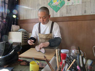 とも製靴店の店主　岩山智昭さん