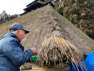 茅葺屋根の差し茅作業　棟梁・才治さんの職人技①