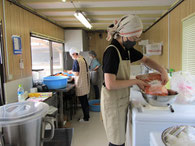Vege fur ハーモニー　企業からの加工委託も3人で作業します。