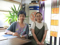 小春屋　代表の小山富士子さんと春日さん