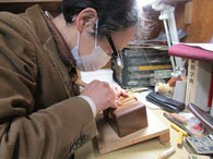 実際に手彫り印章を行う、二代目の千葉寿幸さん。