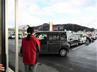 駐車場で出迎え、帰りも最後までお見送り。