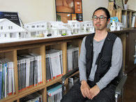 代表の伊藤佑樹さん。バックには佑樹さんの姉が作成した完成予定家屋の模型
