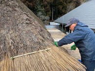 茅葺屋根の差し茅作業　棟梁・才治さんの職人技②