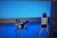 ダンサーがテクニックとスピードを競うように踊るハードなダンス風景