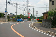 左側に「善行寺」の看板が見えたら右に道が隠れていますので、右折ウインカーを出して下さい