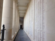 メニン・ゲート　刻まれた戦没者の名がみえる