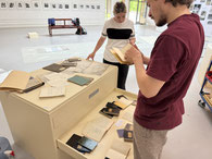 Studierende aus dem Bamberger Masterstudiengang Historische Geographie unterstützen beim Ausstellungsaufbau.