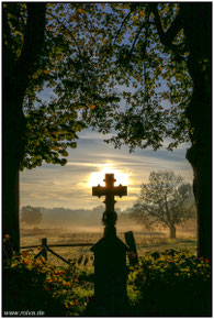 Vetschau#Wegekreuz#Gegenlicht#Niersteiner Höfe#Sonnenaufgang#Roland Valter#rolva#Natur-Fotografie#Aachen 