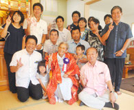 子や孫に囲まれ、仲井真知事、中山市長らと記念撮影する崎山キクさん=15日午後、石垣市石垣