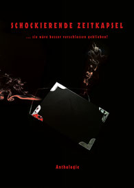 Cover der Anthologie „Schockierende Zeitkapsel“ – ein rauchender, schwarzer Umschlag mit angedeuteten Spielkarten auf dunklem Hintergrund, rote Schrift.