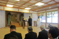 表彰状を代理で受け取る江美神社禰宜