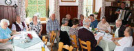 Beim Sommerfest des Aster Altenclubs sangen die Senioren zu den Liedern von Willi Landgraf.