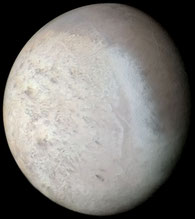 Voyager 2-Farbbild am 25. August 1989 aus einer Entfernung von rund 500.000 Kilometern. Es zeigt viele Oberflächenmerkmale, darunter dunkle Rauchfahnen der Geysire. Am linken Bildende befindet sich der Südpol - der bläuliche Streifen markiert den Äquator.