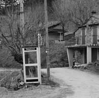 Cabine téléphonique en milieu rural