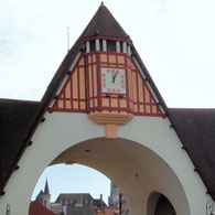 L'horloge surmontant l'arche du marché couvert du Touquet-Paris-Plage