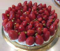 Tarte aux fruits rouges sur fond sucré et lit de crème d'amande