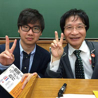尾木直樹先生(右)は、「教職入門」の先生です