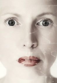 Manuela Deigert Bildsprache Selbstportrait hinter einer zerbrochenen Glasscheibe