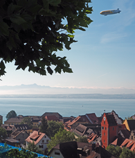 Blick auf Meersburg, Bodensee und Säntis mit Zeppelin und Weinbergen
