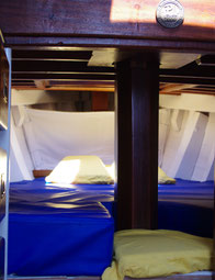 couchette double à l'avant du bateau traditionnel le grand bleu