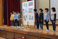 地元の谷戸第２小学校４年生１００名が３クラスに分かれての切り絵制作を１年かけて完成させました。学校の四季、桃太郎の話など様々で、全校の前で発表しました
