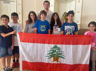 البعثة اللبنانية مع العلم اللبناني