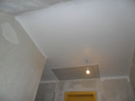 Decke mit Silikatfarbe beschichtet
