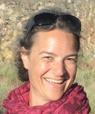 Porträt Heidi Winkler mit Schal und Sonnenbrille auf dem Kopf