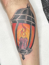 Tattoo-Motiv einer Laterne mit brennender Kerze im American-Traditional-Stil – gestochen bei Upper Street Tattoo in Bacharach bei Mainz.