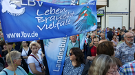 Friedensdemonstration mit LBV-Flagge "Leben braucht Vielfalt"