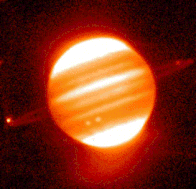 Abb. 9: Infrarot-Aufnahme der NSFCam von Jupiter. Zu sehen sind die Ringe des Jupiter, sowie Amalthea (links) und Metis (rechts) als kleine Flecken. © NASA Astronomy Picture of the Day